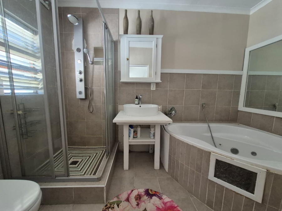 5 Bedroom Property for Sale in Langerug Western Cape